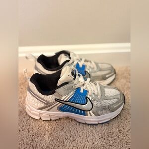 Nike Zoom Vomero 5 Size 1 youth